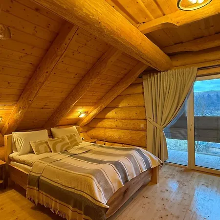 Derevo House Yasinya