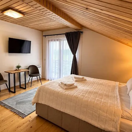 Derevo House Szálloda *